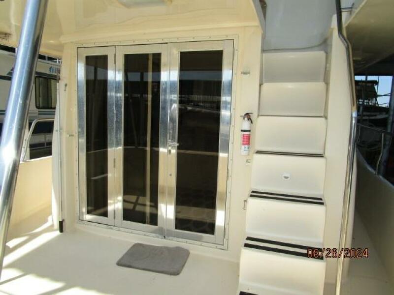 40' Mainship aftdeck forward