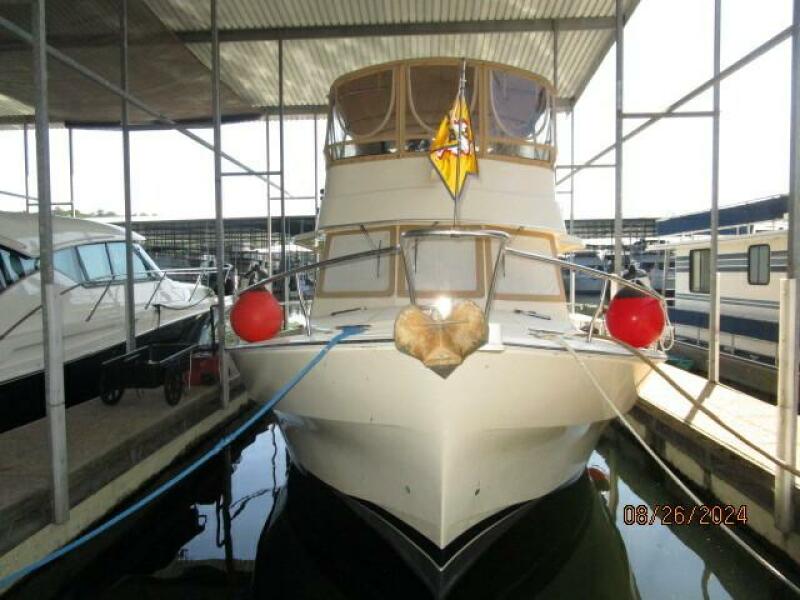 40' Mainship forward profile