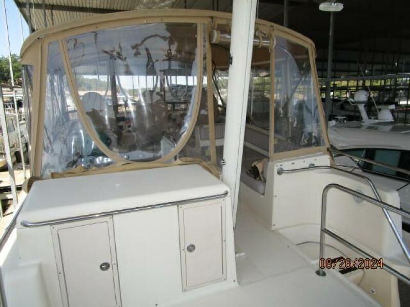 40' Mainship sundeck forward