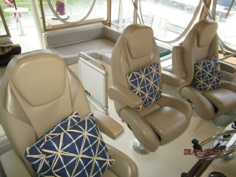 40' Mainship flybridge helmseats