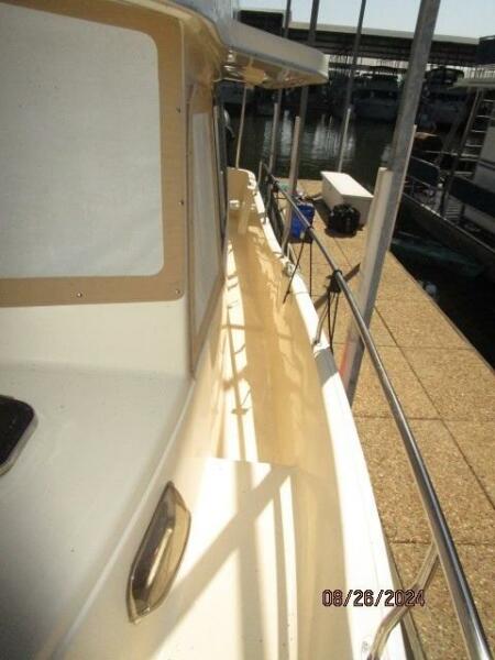 40' Mainship port side deck