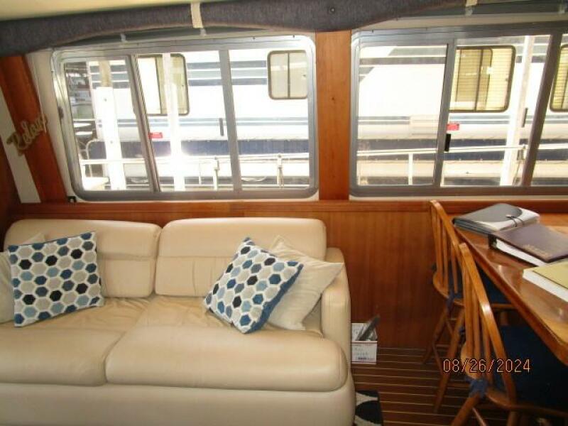 40' Mainship salon port