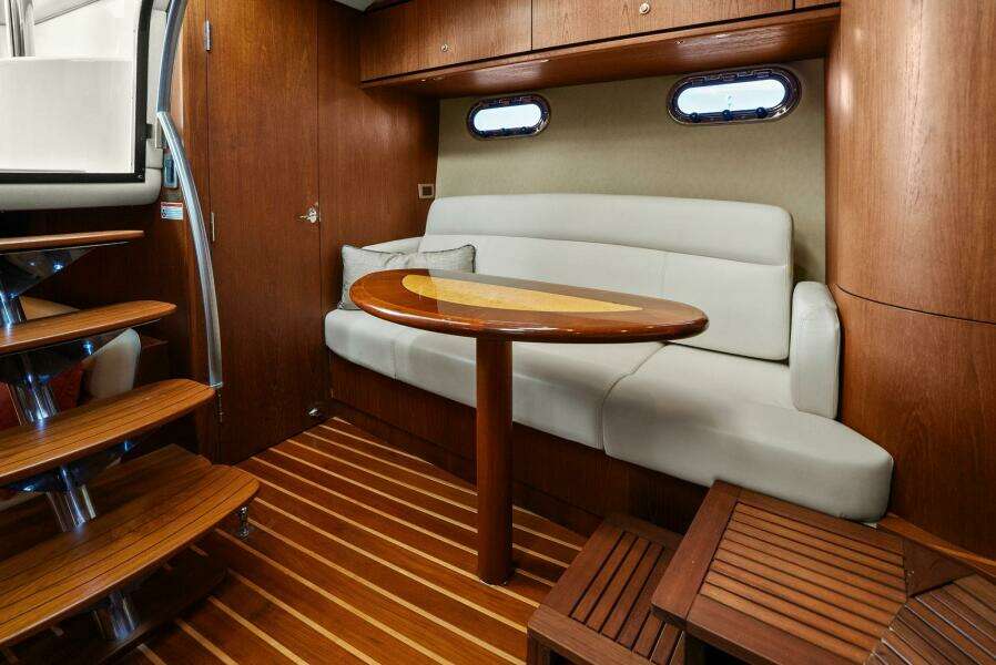 2008 Tiara Yachts 3500 Sovran 