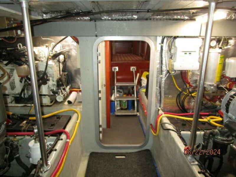 43' Mainship enginew room forward