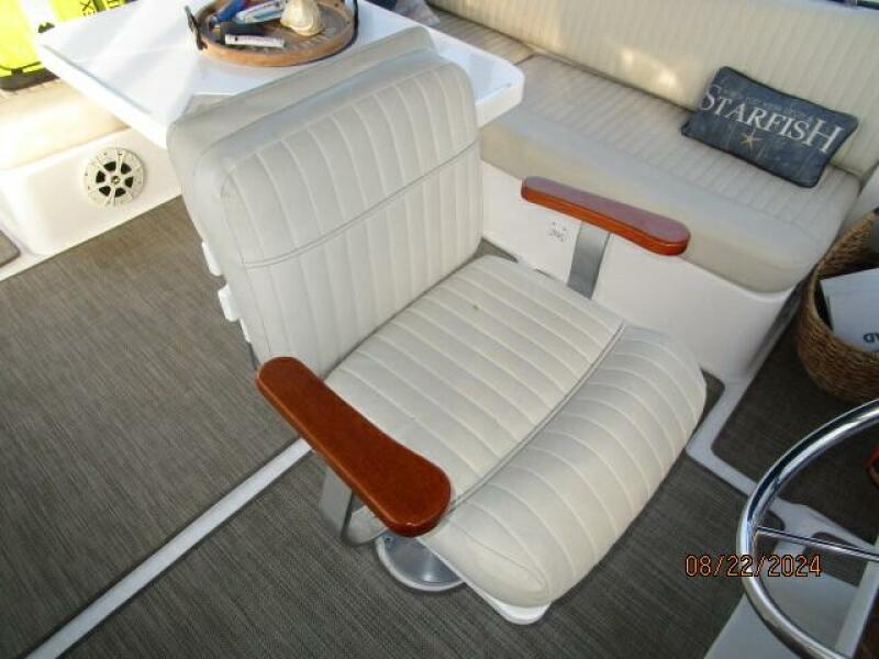 43' Mainship flybridge helmseat