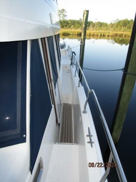 43' Mainship port side deck1