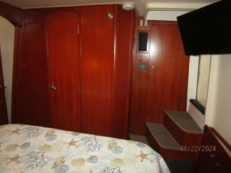 43' Mainship master stateroom starboard