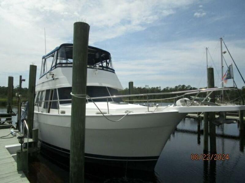 43' Mainship starboard forward profile