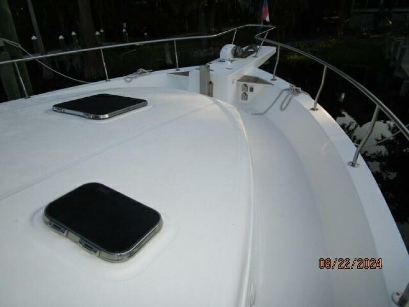 43' Mainship foredeck2