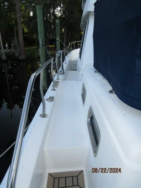 43' Mainship port side deck2