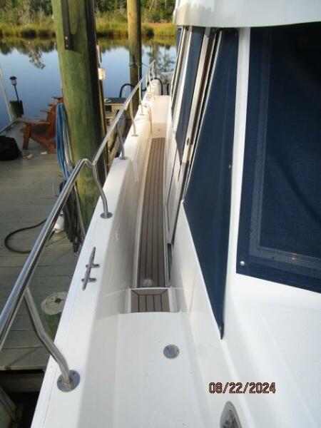 43' Mainship starboard side deck1
