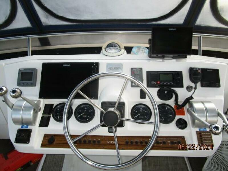 43' Mainship flybridge helm2