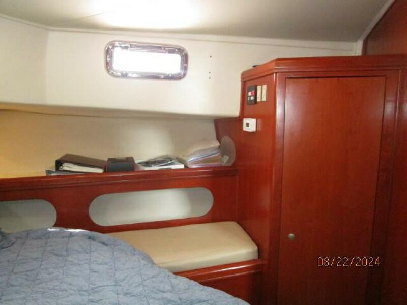 43' Mainship guest stateroom starboard