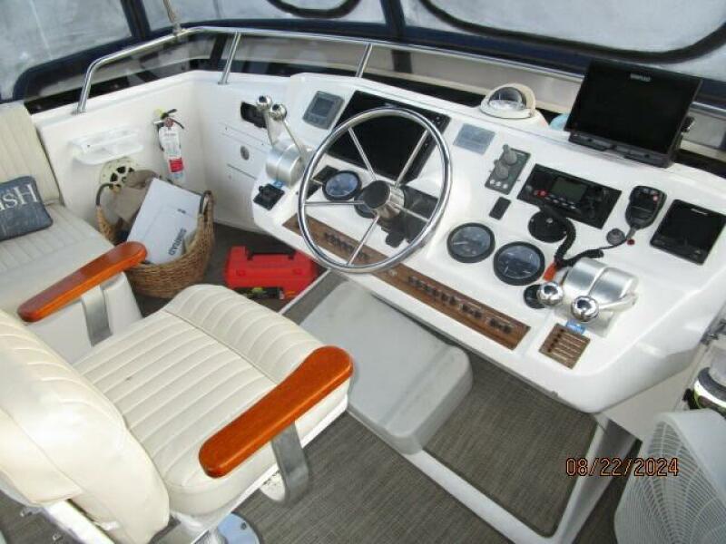 43' Mainship flybridge helm1