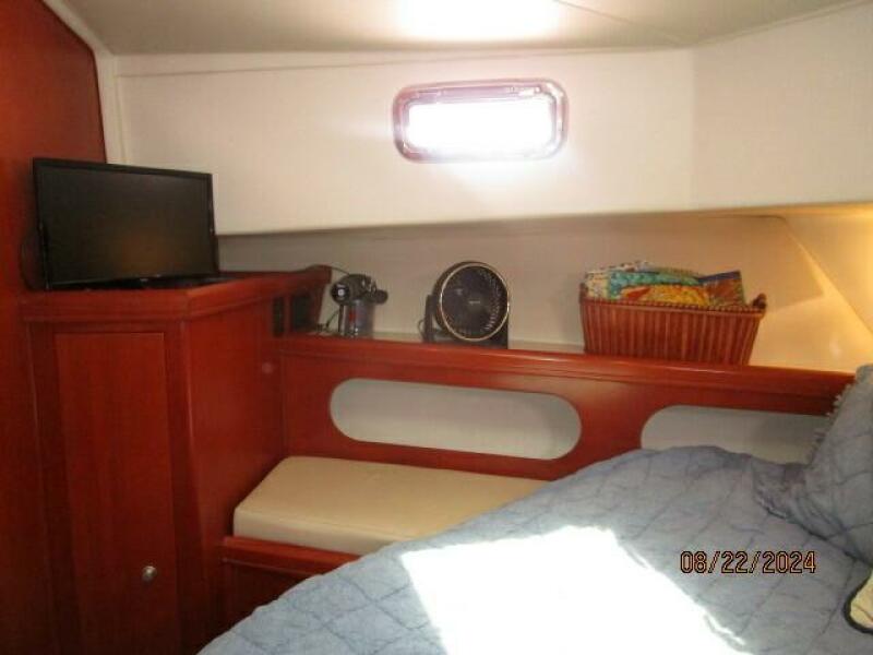 43' Mainship guest stateroom port