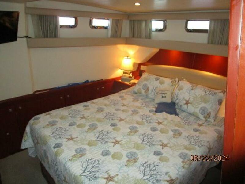 43' Mainship master stateroom