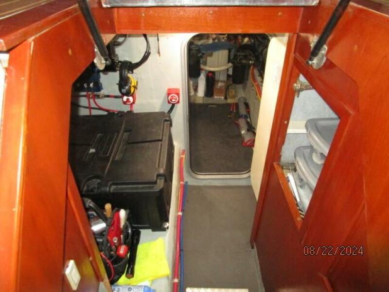 43' Mainship engine room access