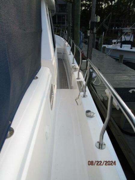 43' Mainship starboard side deck2