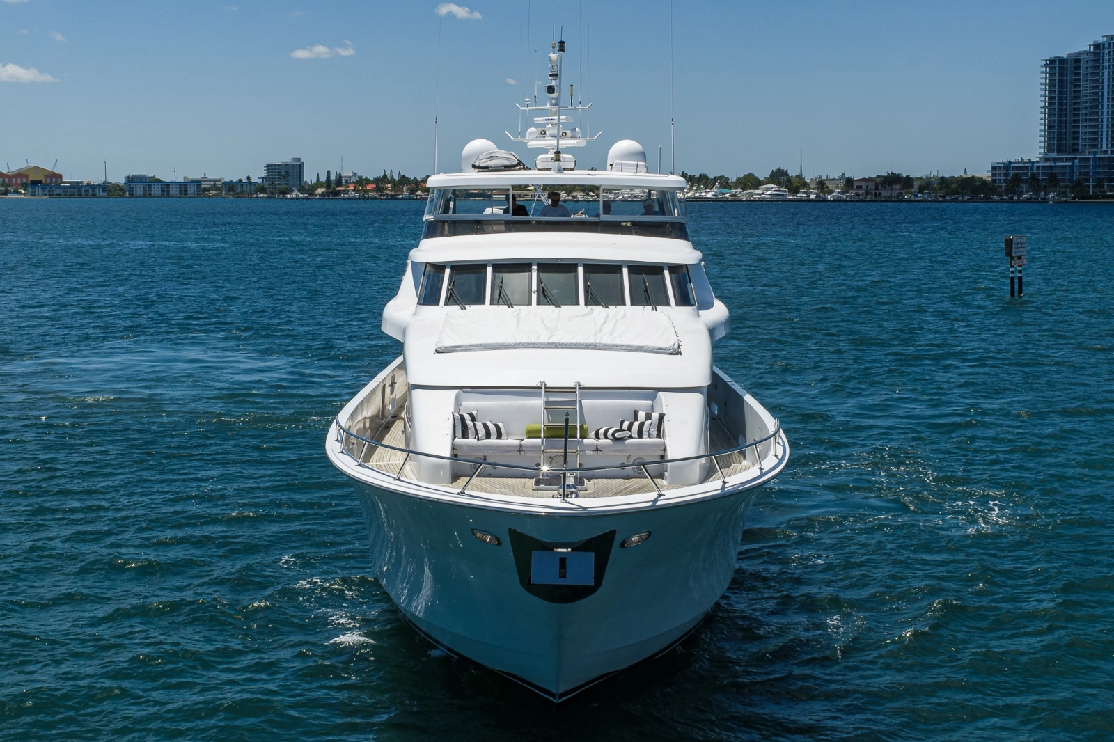 Hatteras 100 MAGIC - Bow Profile
