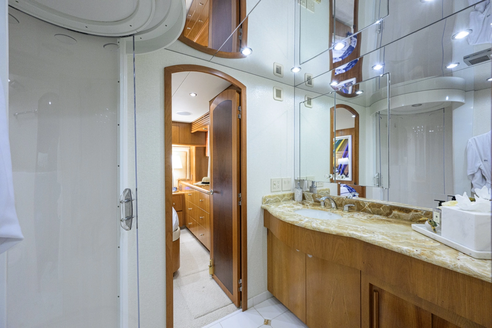Hatteras 100 MAGIC - Aft Port Guest Head