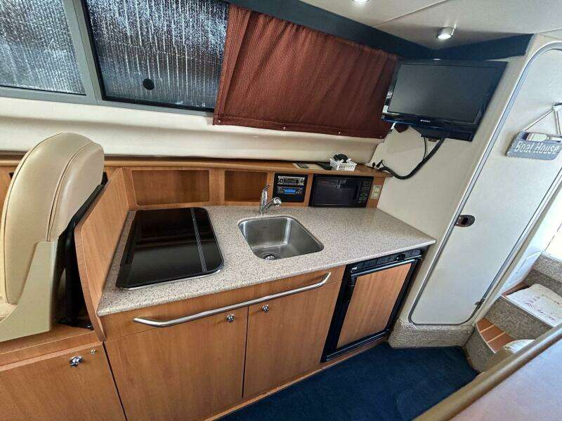 28ft Bayliner Yacht For Sale