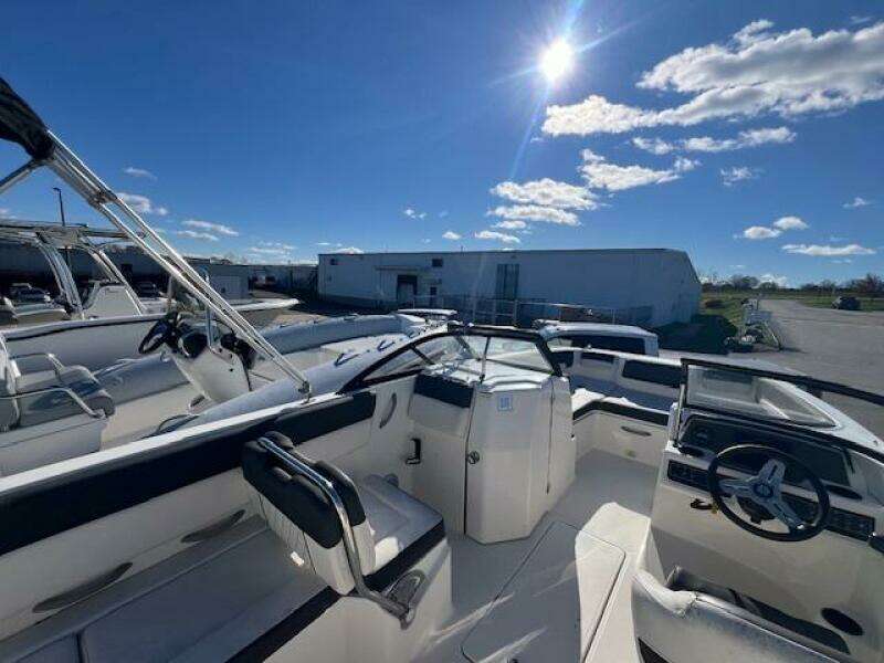 Bayliner 3  22ft Bayliner Yacht For Sale