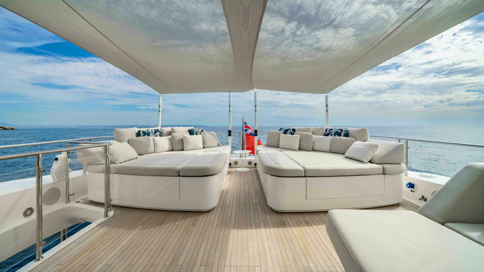 2016 Sunseeker Sunseeker 131 Yacht photo 9