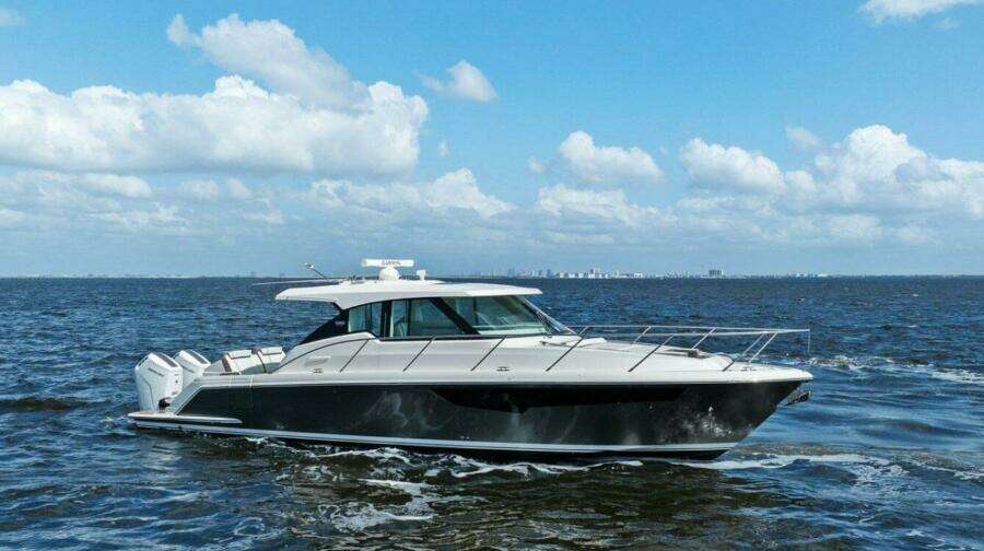 2022 Tiara Sport 43 LE
