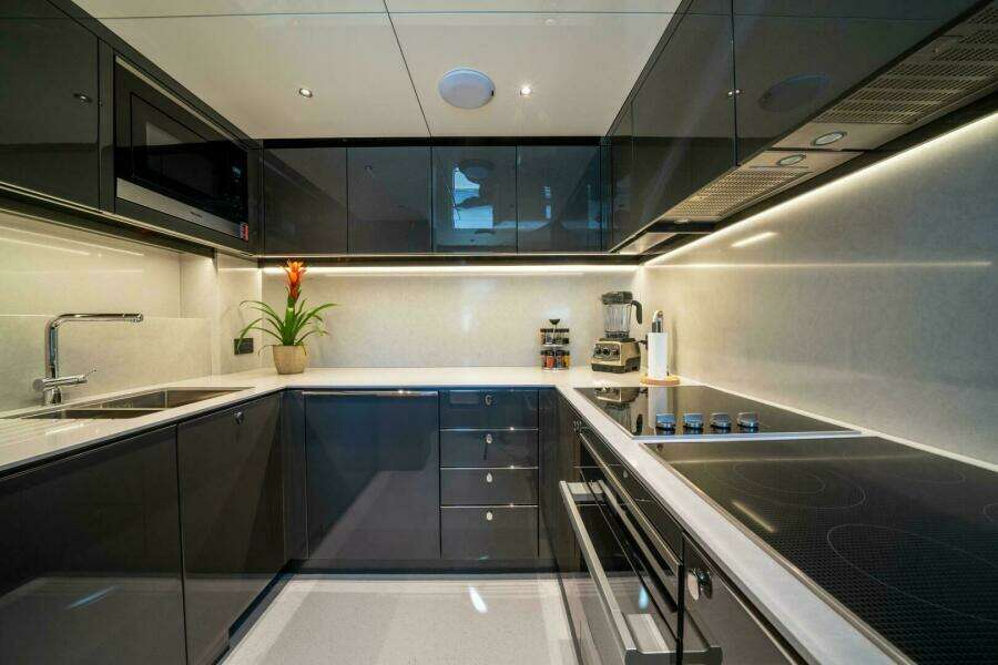 100ft Sunseeker Yacht For Sale