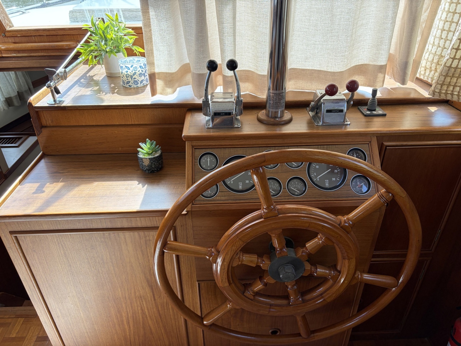 1986 Grand Banks Classic