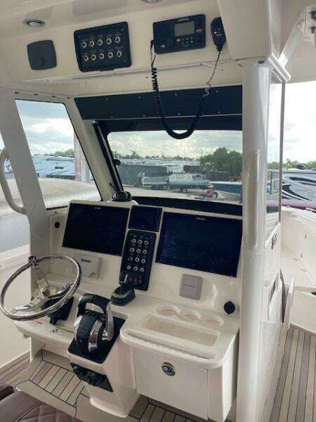 32ft Everglades Yacht For Sale