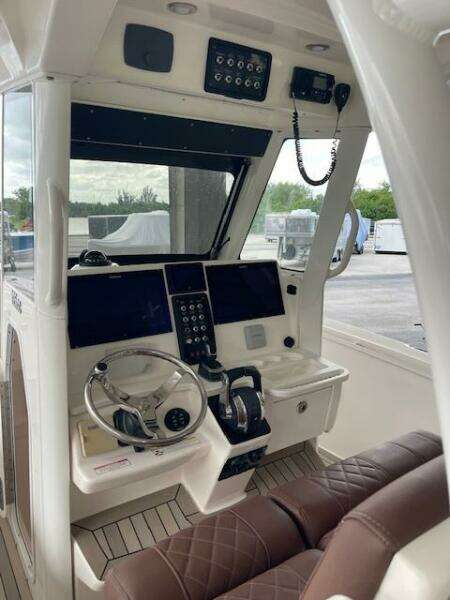 32ft Everglades Yacht For Sale
