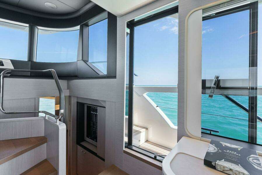 2026 Absolute 70 Navetta - Helm