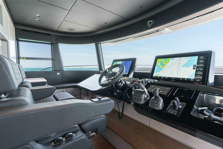 2026 Absolute 70 Navetta - Helm
