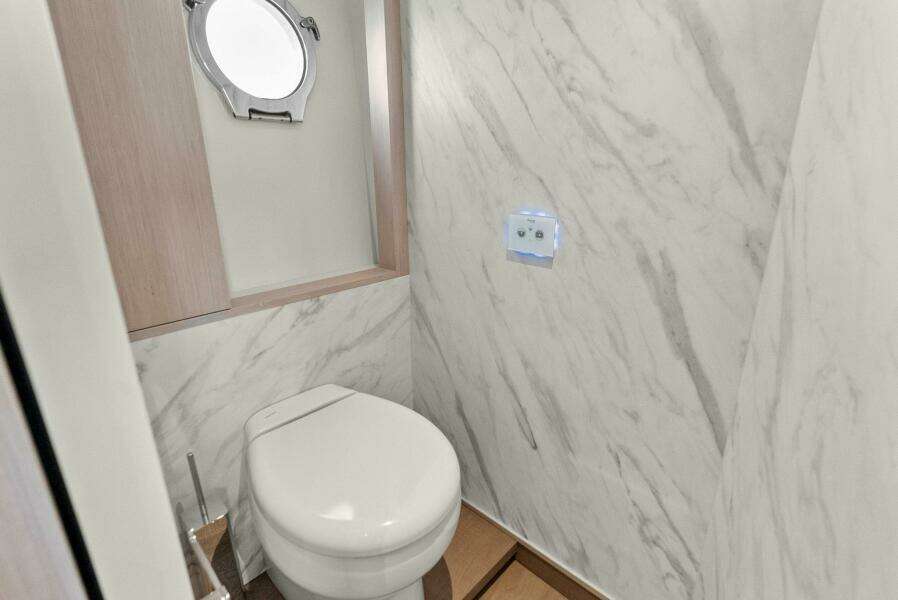 2026 Absolute 70 Navetta - Head