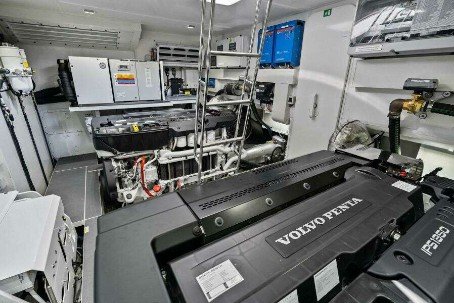 2026 Absolute 70 Navetta - Engine Room