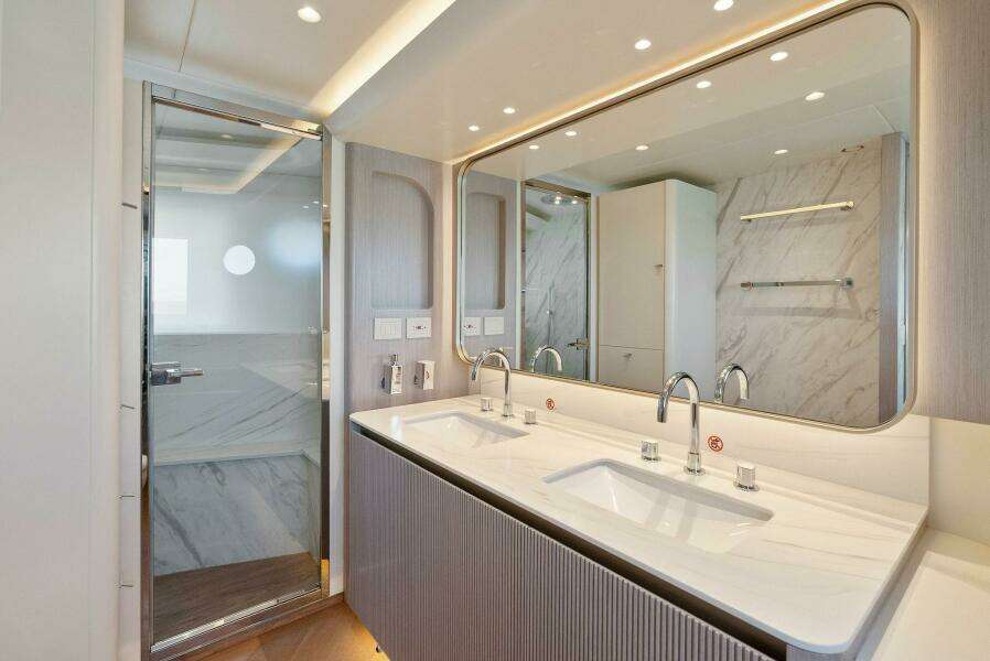 2026 Absolute 70 Navetta - Head