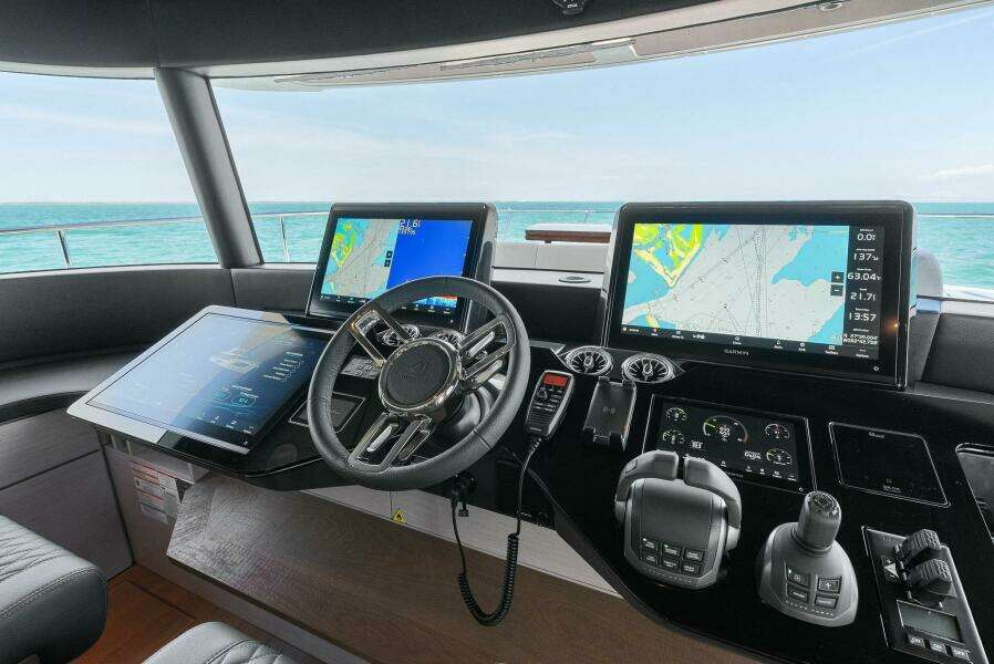 2026 Absolute 70 Navetta - Helm