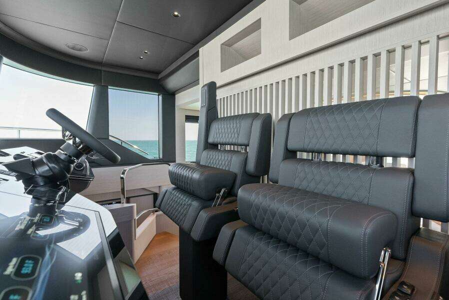 2026 Absolute 70 Navetta - Helm