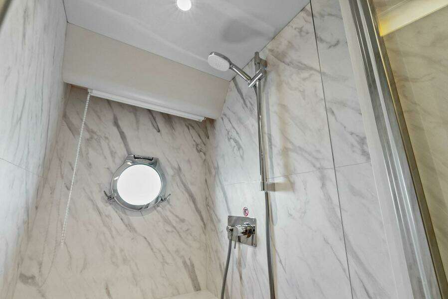 2026 Absolute 70 Navetta - Head