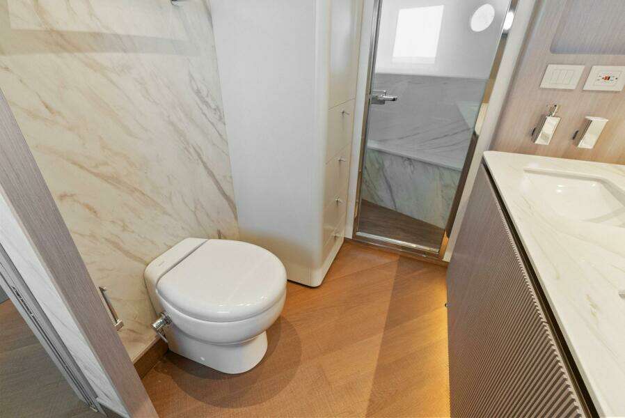 2026 Absolute 70 Navetta - Head