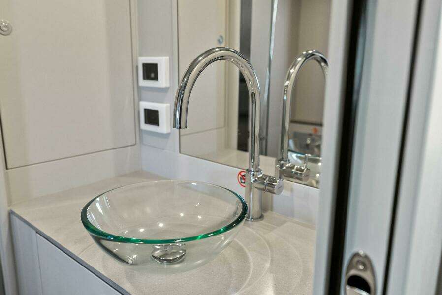 2026 Absolute 70 Navetta - Head