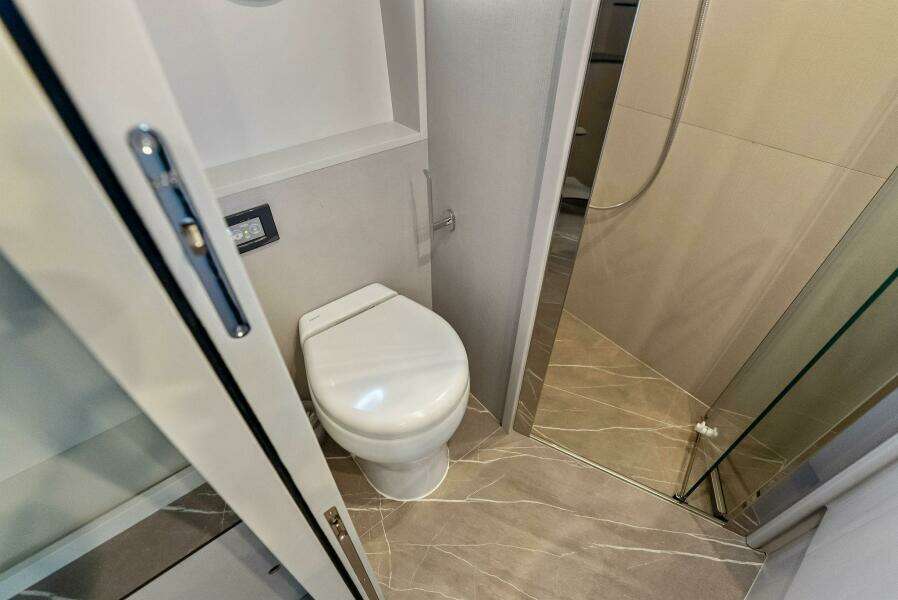 2026 Absolute 70 Navetta - Head