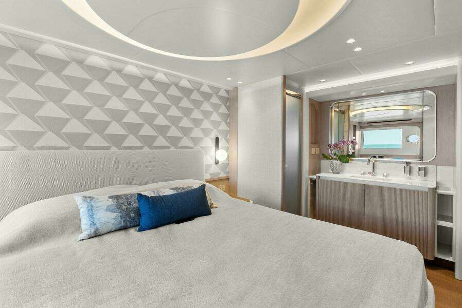 2026 Absolute 70 Navetta - Stateroom