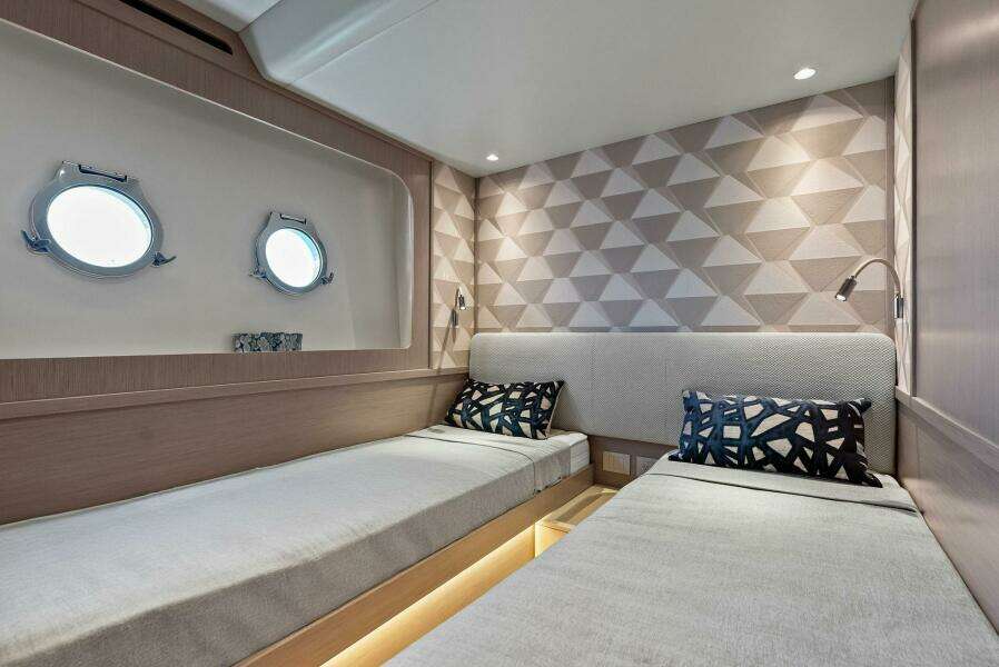 2026 Absolute 70 Navetta - Stateroom