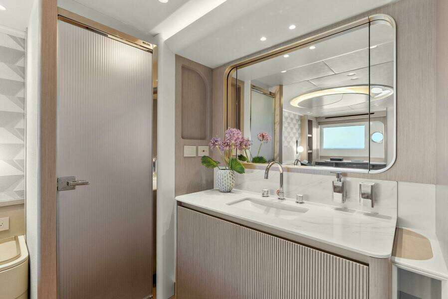 2026 Absolute 70 Navetta - Head