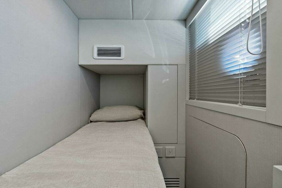 2026 Absolute 70 Navetta - Head