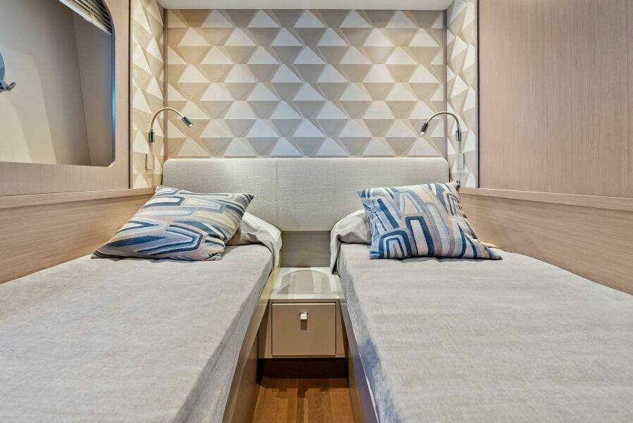 2026 Absolute 70 Navetta - Stateroom