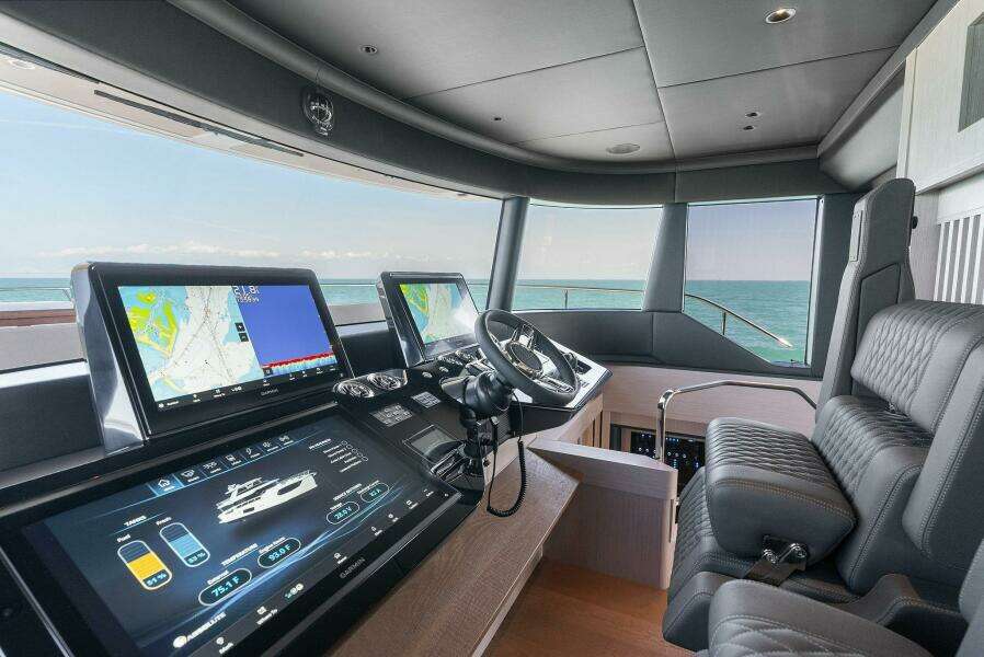 2026 Absolute 70 Navetta - Helm