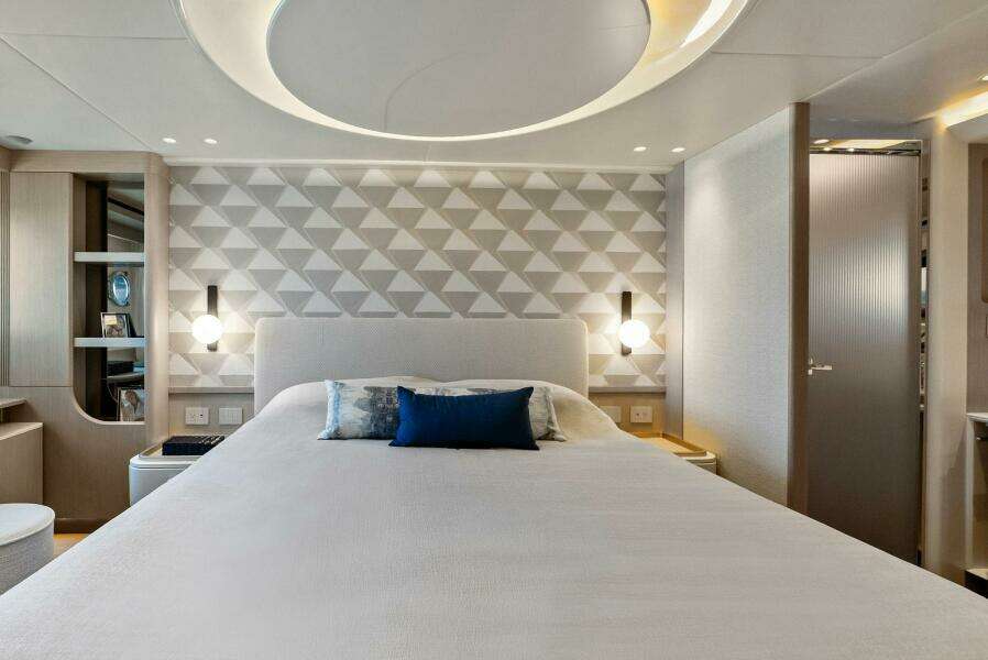 2026 Absolute 70 Navetta - Stateroom 